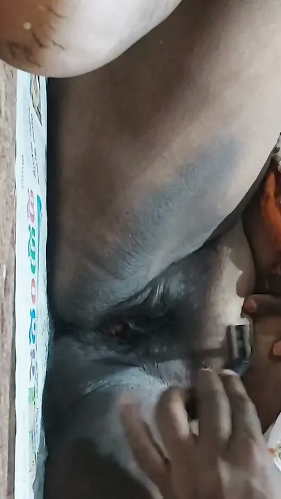 Married Slut Shaving Her Pussy On Webcam For Strangers