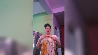 Bengali Aunty In White Saree Flaunting Massive Tits Navel