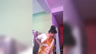 Bengali Aunty In White Saree Flaunting Massive Tits Navel