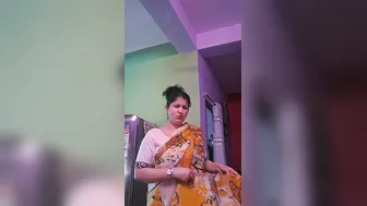 Bengali Aunty In White Saree Flaunting Massive Tits Navel