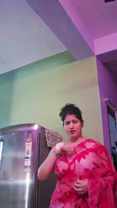 Bengali Aunty In White Saree Flaunting Massive Tits Navel