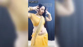 Hot Aunty Shaking Her Curves And Belly Chain For The Camera