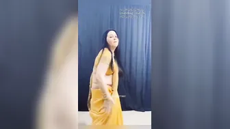 Hot Aunty Shaking Her Curves And Belly Chain For The Camera