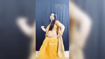 Hot Aunty Shaking Her Curves And Belly Chain For The Camera