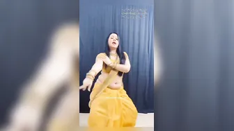 Hot Aunty Shaking Her Curves And Belly Chain For The Camera