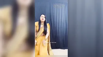 Hot Aunty Shaking Her Curves And Belly Chain For The Camera