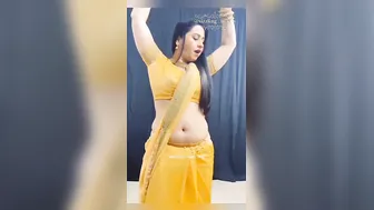 Hot Aunty Shaking Her Curves And Belly Chain For The Camera