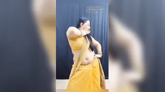 Hot Aunty Shaking Her Curves And Belly Chain For The Camera