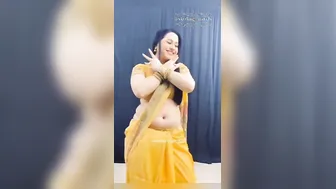 Hot Aunty Shaking Her Curves And Belly Chain For The Camera