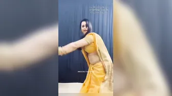 Hot Aunty Shaking Her Curves And Belly Chain For The Camera