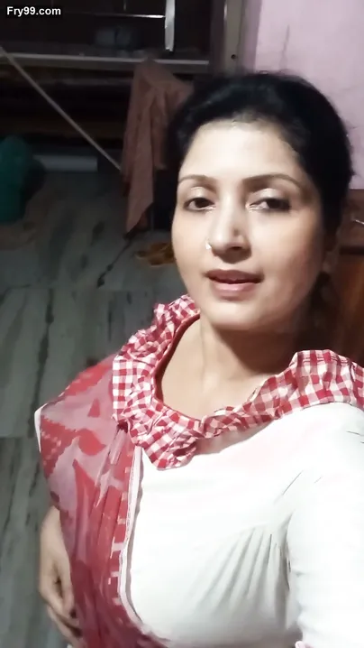 Bengali Milf Teasing Her Navel In Saree Before Getting Fucked