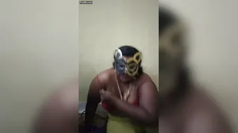 Horny Aunty Stuffing Fresh Vegetables Deep Inside Her Pussy