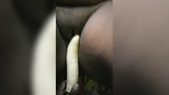 Horny Aunty Stuffing Fresh Vegetables Deep Inside Her Pussy