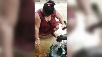 Catching Bengali Village Aunty Bathing Naked On Hidden Camera