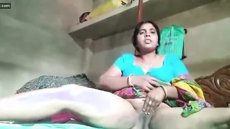 Hot Aunty Spreading Her Pussy And Fingering Herself For Me