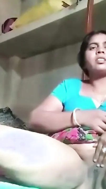Hot Aunty Spreading Her Pussy And Fingering Herself For Me