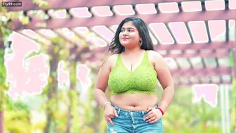 Sexy Babe Flaunting Armpits And Navel In Green Bra Teasing