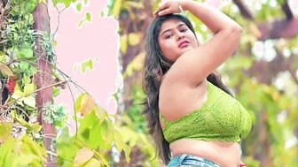 Sexy Babe Flaunting Armpits And Navel In Green Bra Teasing