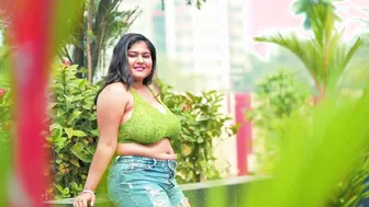 Sexy Babe Flaunting Armpits And Navel In Green Bra Teasing