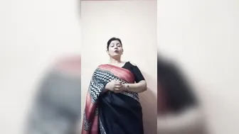 Curvy Bengali Milf Showing Her Belly And Navel In Saree