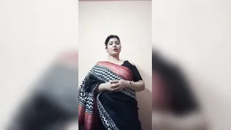 Curvy Bengali Milf Showing Her Belly And Navel In Saree