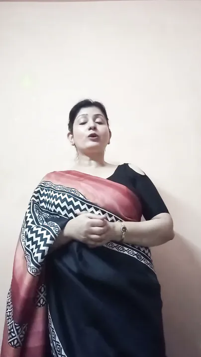 Curvy Bengali Milf Showing Her Belly And Navel In Saree