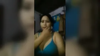 Village Aunty Exposing Her Naked Body Live On Webcam For Fans