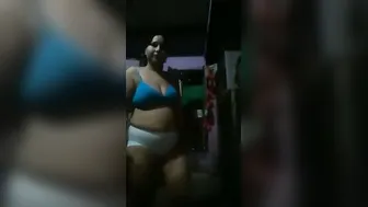 Village Aunty Exposing Her Naked Body Live On Webcam For Fans