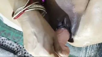 Indian Milf Playing With Dildo Making Her Pussy Cum Hard