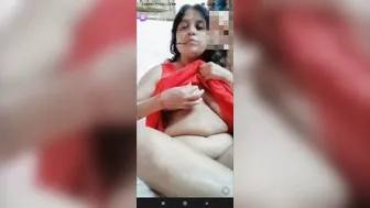 Chubby Desi Slut Spreading Her Fat Wet Pussy On Webcam