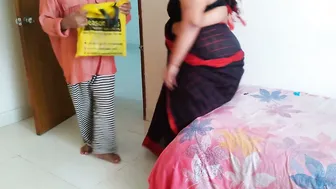 Delivery Guy Fucking Horny Indian Aunty While Hubby Away