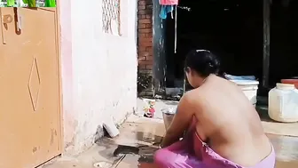Hot Indian Aunty Secretly Filmed Bathing Naked At Home