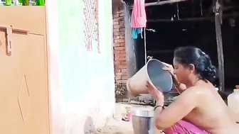 Hot Indian Aunty Secretly Filmed Bathing Naked At Home