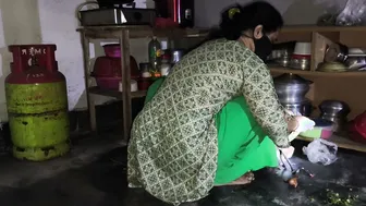 Hugging Aunty In Kitchen And Fucking Her Ass While She Cooks
