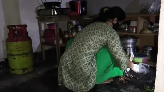 Hugging Aunty In Kitchen And Fucking Her Ass While She Cooks