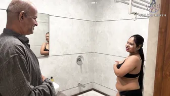 Nautanki Memsaab Calls Naukar To Bathroom After Shower For Gaand Chudai