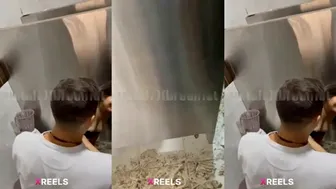 College Dost Lavatory Mein Chudai Karte Selfie Bana Rahe