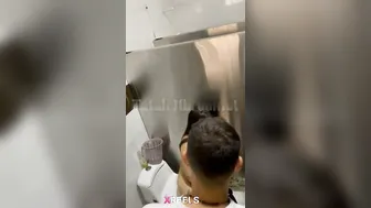 College Dost Lavatory Mein Chudai Karte Selfie Bana Rahe