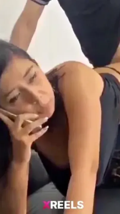 Patni Phone Pe Baat Karte Hubby Ko Dhoka De Rahi