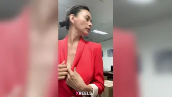 Secretary Office Mein Chuchi Dikhati Manager Ko