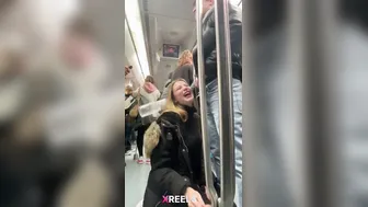 Cute Desi Gf Lund Chus On Delhi Metro Aunty Dekhti Hai