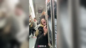 Cute Desi Gf Lund Chus On Delhi Metro Aunty Dekhti Hai