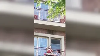 Balcony Pe Jodi Public Ko Dikhate Hue Garam Chudai Kar Rahi