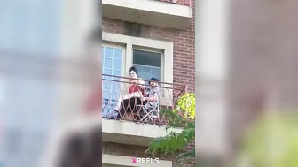 Balcony Pe Jodi Public Ko Dikhate Hue Garam Chudai Kar Rahi