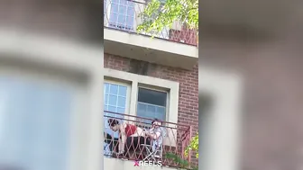 Balcony Pe Jodi Public Ko Dikhate Hue Garam Chudai Kar Rahi