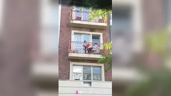 Balcony Pe Jodi Public Ko Dikhate Hue Garam Chudai Kar Rahi