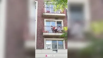 Balcony Pe Jodi Public Ko Dikhate Hue Garam Chudai Kar Rahi
