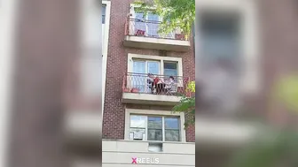 Balcony Pe Jodi Public Ko Dikhate Hue Garam Chudai Kar Rahi