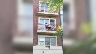 Balcony Pe Jodi Public Ko Dikhate Hue Garam Chudai Kar Rahi