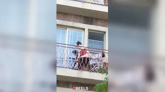 Balcony Pe Jodi Public Ko Dikhate Hue Garam Chudai Kar Rahi